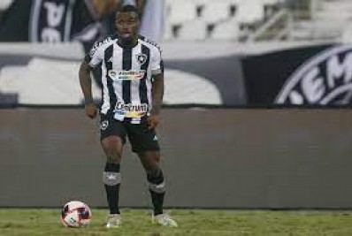 Kayque deixa o campo chorando após machucar o joelho e preocupa o Botafogo