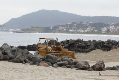 Seconser e Obras iniciam trabalho emergencial no canal de Itaipu