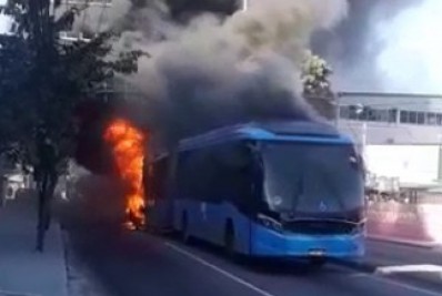 Incêndio destrói ônibus do BRT em Santa Cruz