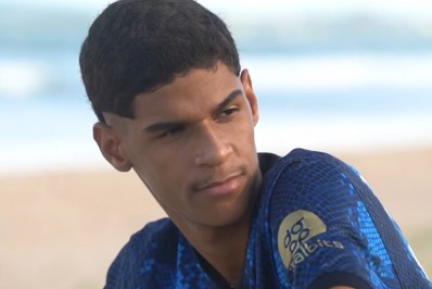 Luva de Pedreiro paga primeira parcela em juízo após início sem renda com Falcão