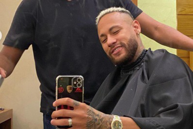 Neymar é alvo de especulações sobre ida para o Flamengo por causa da capa do celular e internautas apontam: 'iPhone 11?'