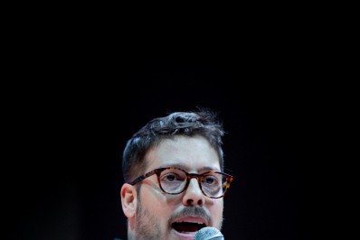 Polícia tenta intimar Fábio Porchat após Fabrício Queiroz registrar queixa por injúria