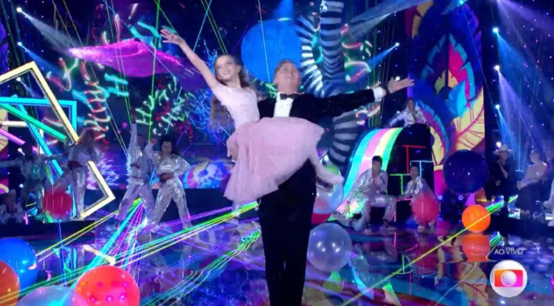 Luciano Huck dança com sua filha, Eva, na final da 'Dança dos Famosos' - Reprodução/TV Globo
