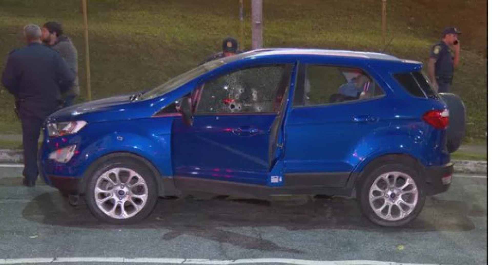 Carro da família foi atacado por volta de 20h30 deste domingo