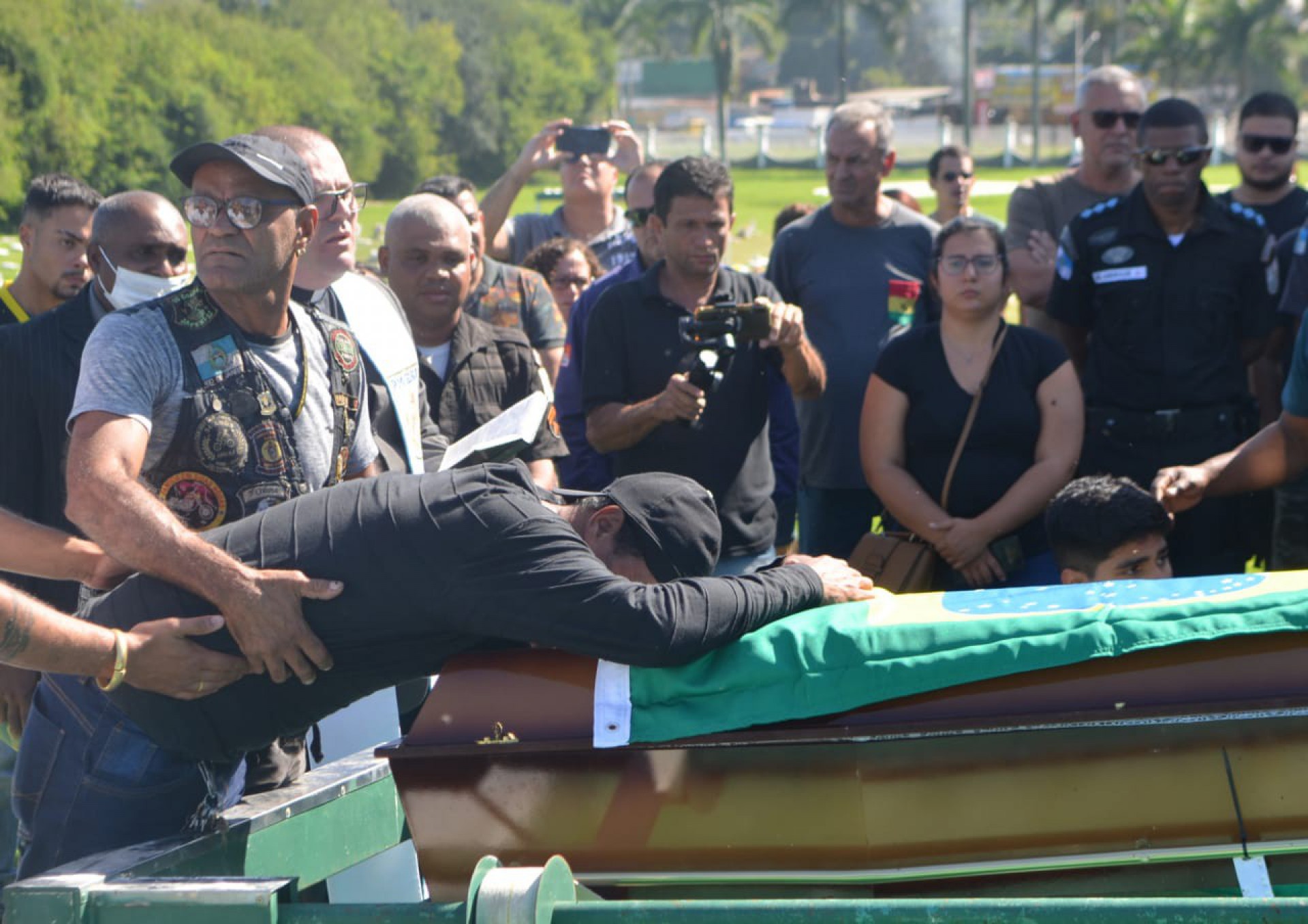 O policial Wesley Kenned Portella dos Santos foi morto após sair de uma barbearia no bairro Amendoeira, em São Gonçalo.
 - Sandro Vox/Agência O Dia