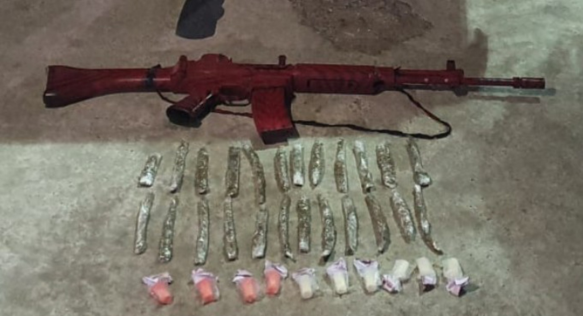 Já no bairro São Cristóvão, os militares apreenderam 24 tiras de maconha, dez cápsulas de cocaína e um fuzil de airsoft - Letycia Rocha (RC24h)