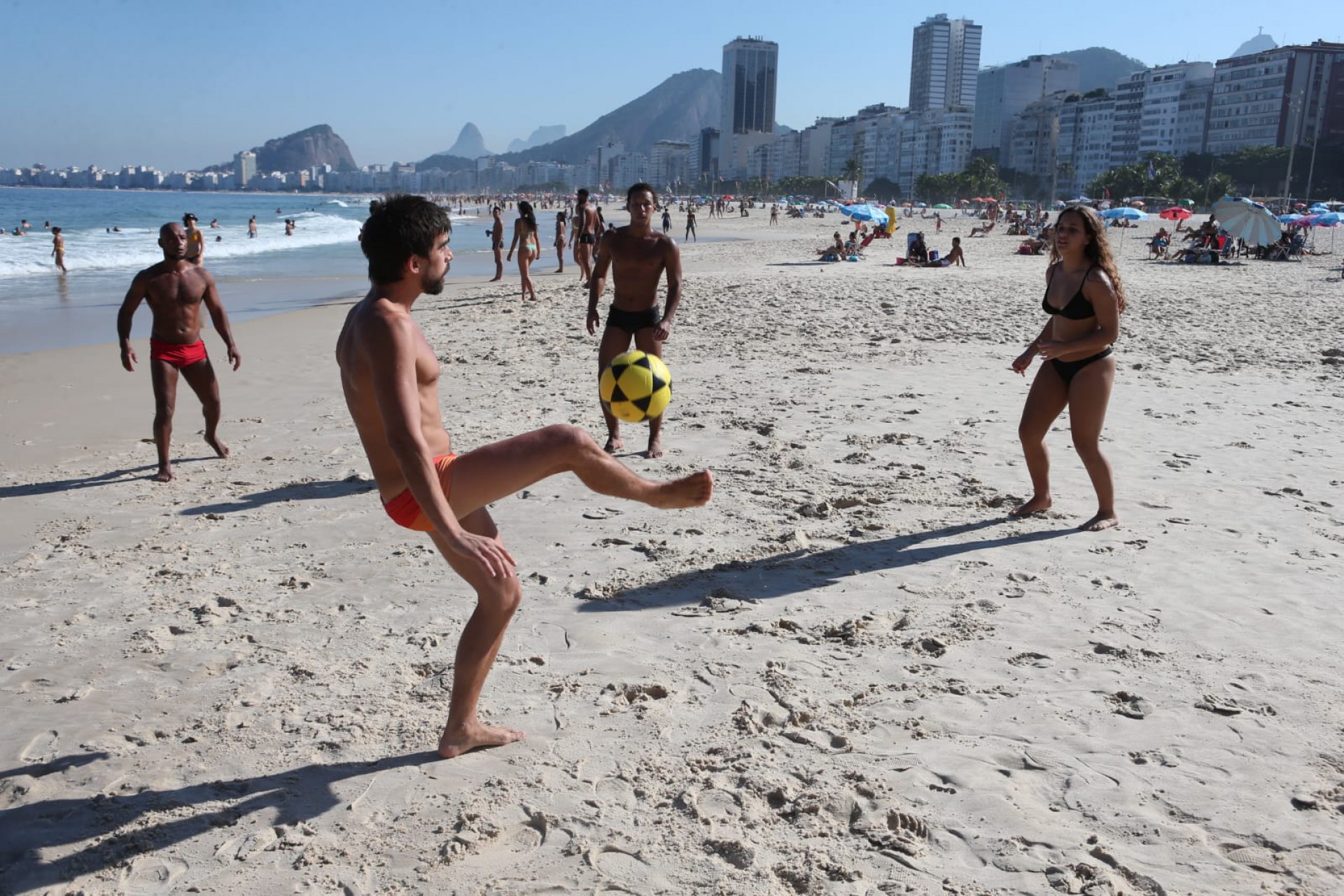 Dia ensolarado fez com que as praias amanhecessem lotadas - Cleber Mendes / Agência O Dia