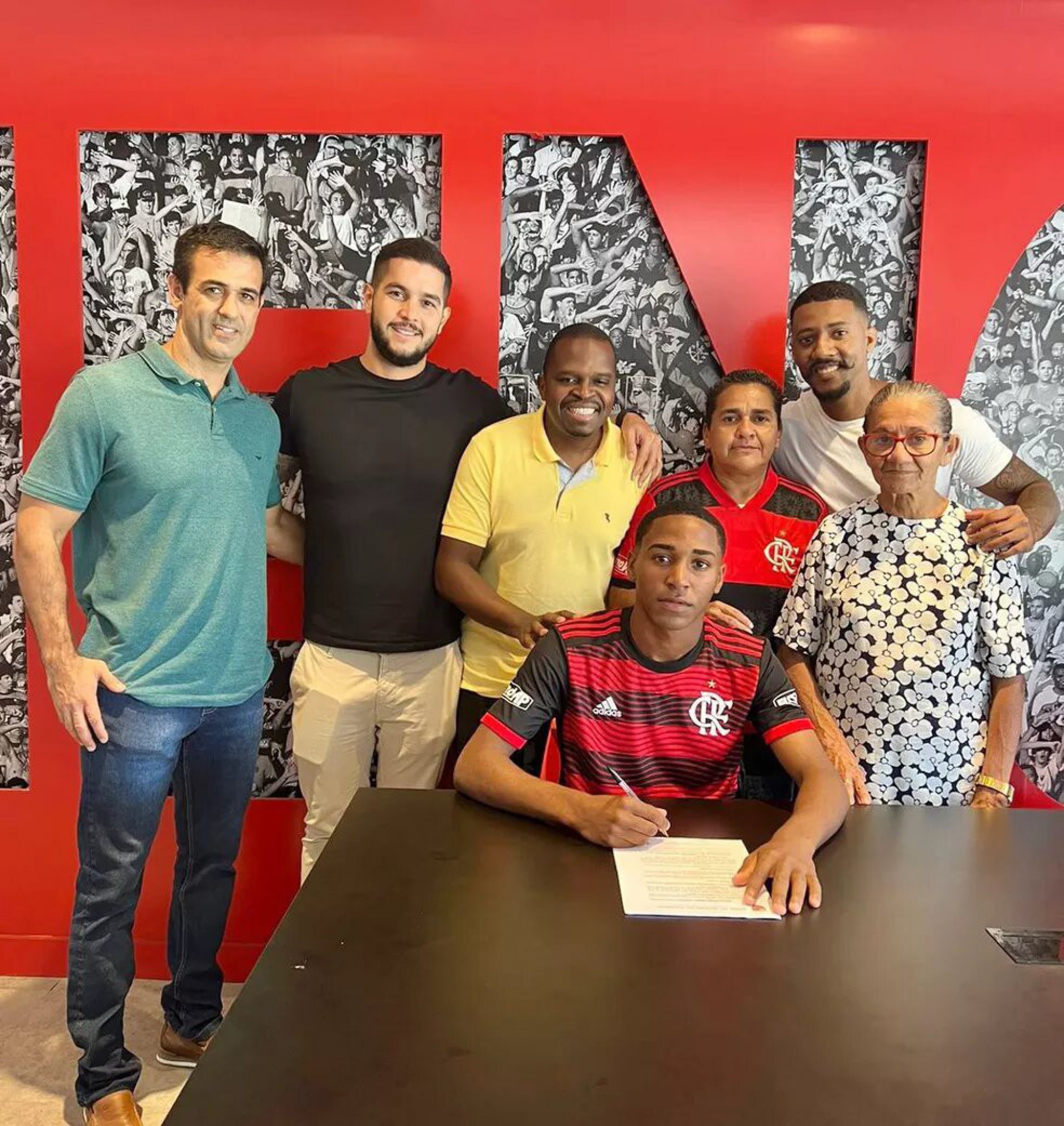 Lorran, de 16 anos, assina contrato profissional com o Flamengo - Foto: Arquivo Pessoal