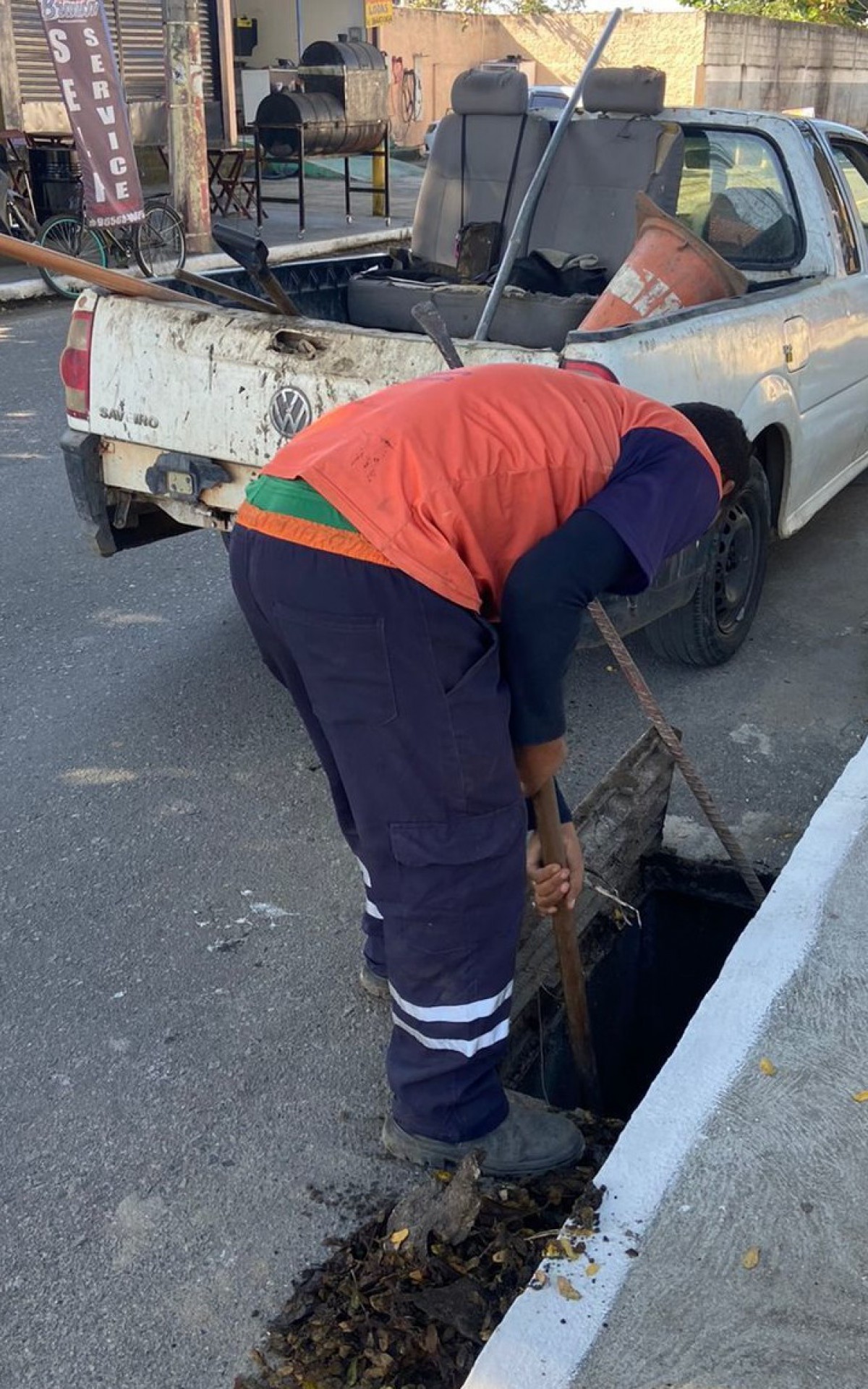 Limpeza dos ralos na Rua Ces&aacute;rio, em Santo Elias