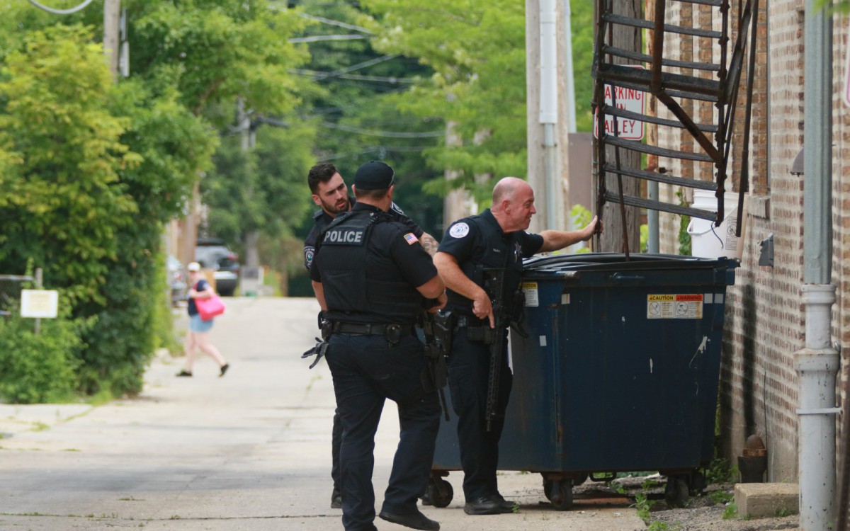 Policiais durante as buscas pelo atirador - Mark Borenstein / GETTY IMAGES NORTH AMERICA / Getty Images via AFP