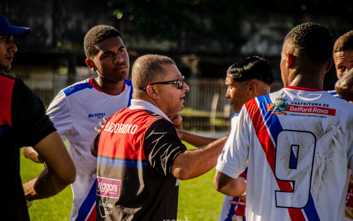 O t&eacute;cnico Ricardo com os jovens jogadores no &uacute;ltimo domingo