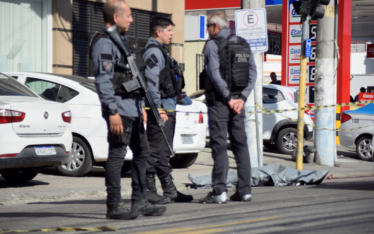 Suspeito morre em tentativa de assalto a ag&ecirc;ncia banc&aacute;ria em S&atilde;o Jo&atilde;o de Meriti. Criminoso trocaram tiros com um policial militar que estava na ag&ecirc;ncia e um dos bandidos foi baleado e morreu no local. S&atilde;o Jo&atilde;o de Meriti, Regi&atilde;o Metropolitana do Rio de Janeiro.