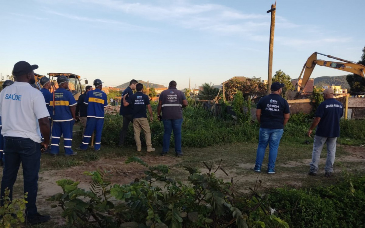 Prefeitura e MPRJ realizam demoli&ccedil;&atilde;o de constru&ccedil;&otilde;es irregulares em Guaratiba