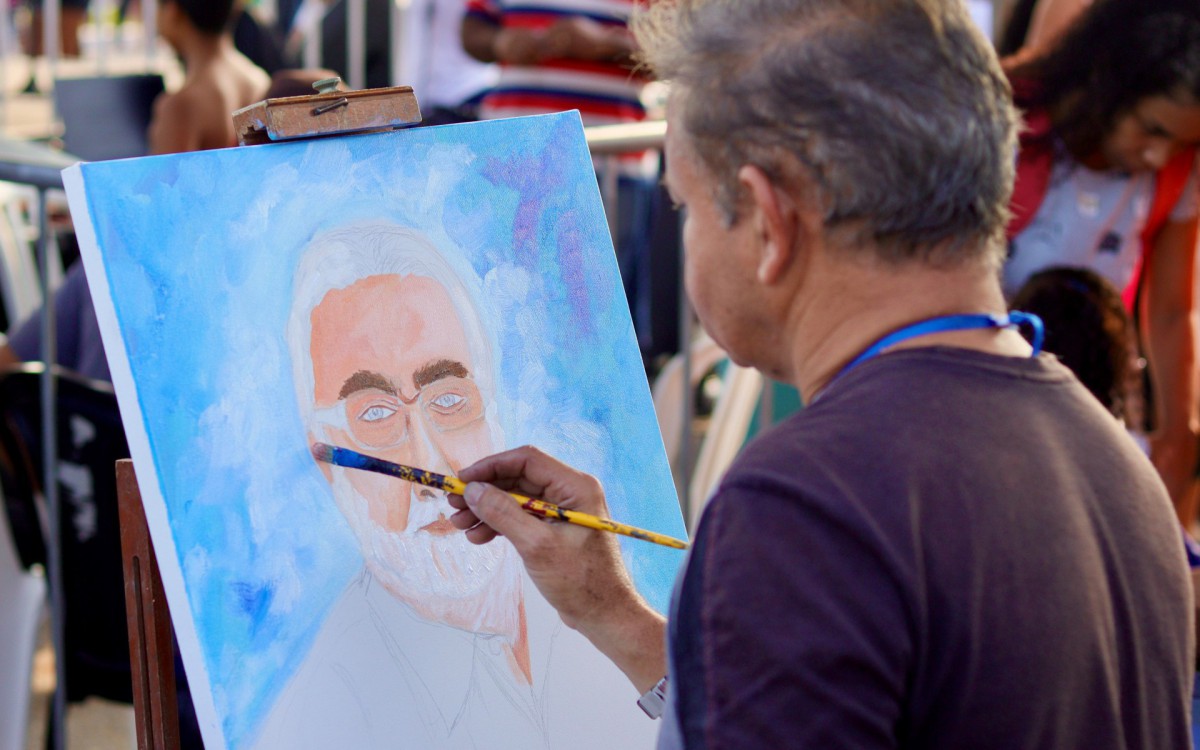 O artista pl&aacute;stico Zito, professor na Secretaria de Cultura, pintava um retrato do ex-prefeito Farid Abr&atilde;o usando a t&eacute;cnica acr&iacute;lico sobre tela