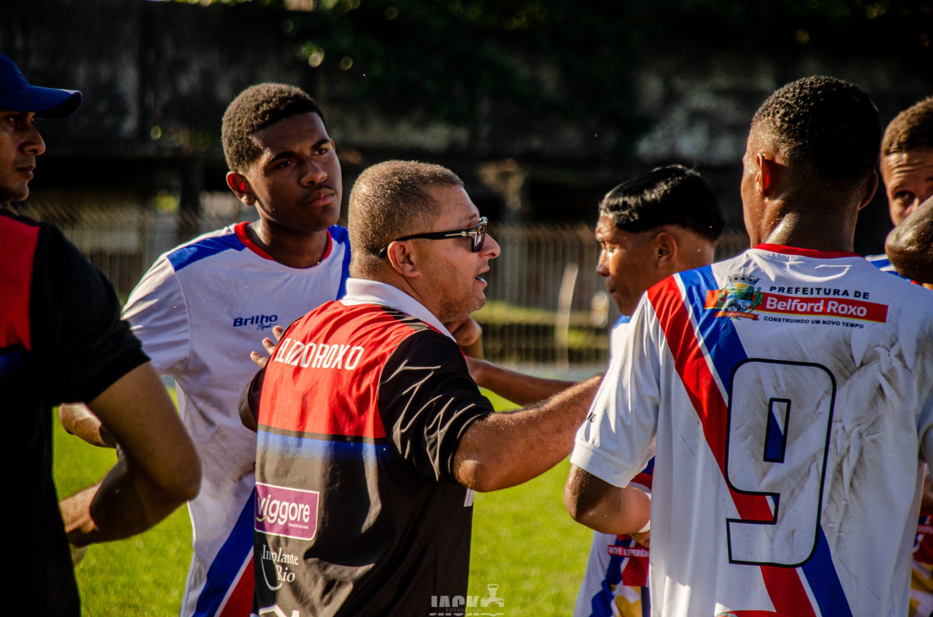 O t&eacute;cnico Ricardo com os jovens jogadores no &uacute;ltimo domingo - Jackson Oliveira/SEBR