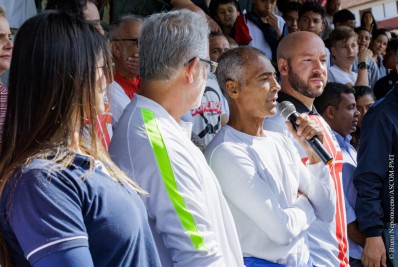 Abertura dos Jogos Estudantis Municipais 2022 tem presença do tetracampeão Romário e jogos amistosos de projeto social