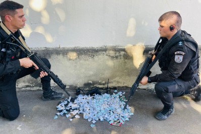 PM prende dois traficantes com arma e drogas em Belford Roxo