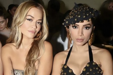Rita Ora e Anitta assistem juntas a desfile da semana de moda de Paris: 'Eu te amo'