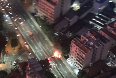 Elevado Paulo de Frontin é interditado após carro pegar fogo