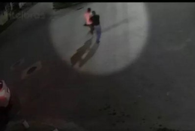 Vídeo mostra policial civil sendo assaltado e baleado na Zona Oeste