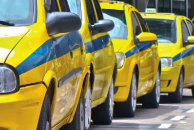 Castro sanciona lei que permite taxistas divulgarem forma de pagamento na área externa do veículo