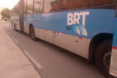 Carro colide com ônibus do BRT em Madureira