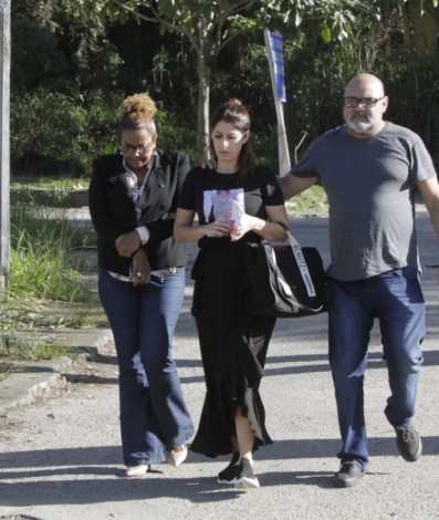 Daiana Rangel, filha dos idosos mortos a marretadas em São Gonçalo, no IML de Tribobó - Marcos Porto/ Agência O Dia