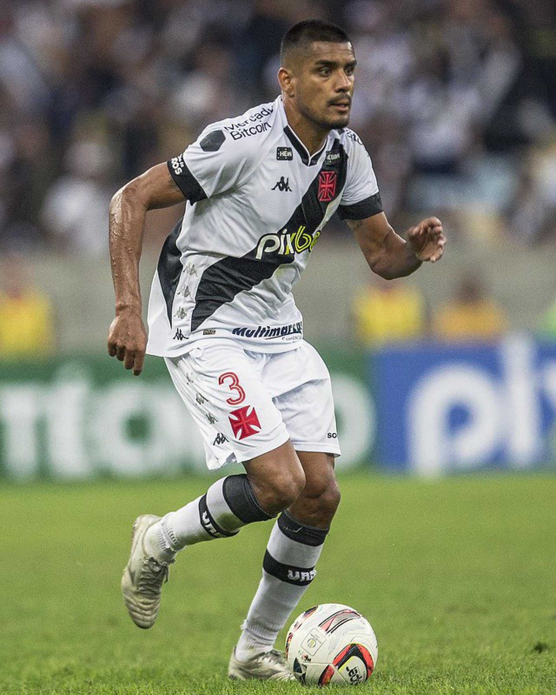 Zagueiro construtor, Léo é o único jogador do Vasco com mais de 300 passes  certos no Carioca, Vasco