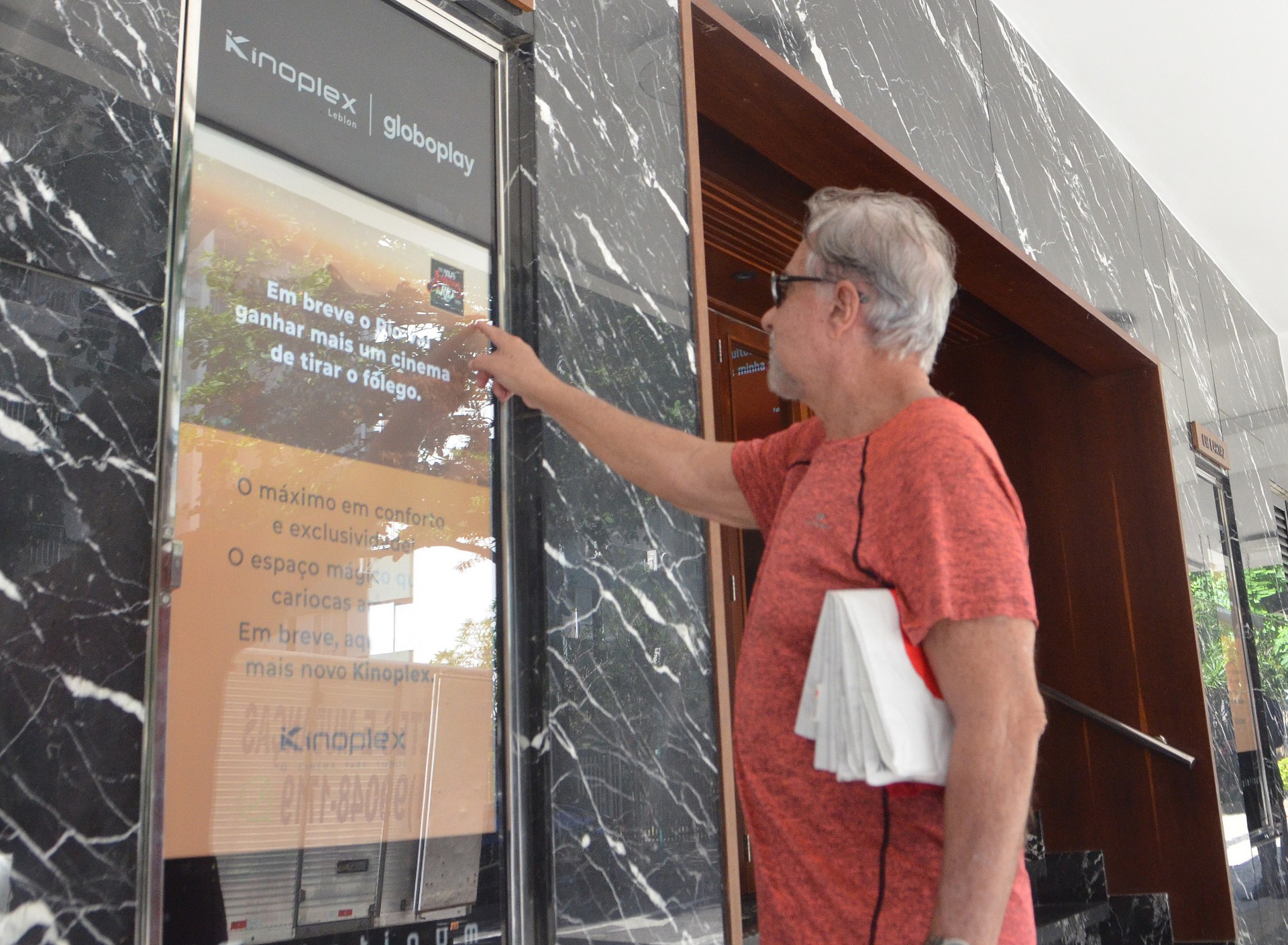 Aposentado Dauro Pedras, morador do bairro, observa cartaz na imponente entrada do Cine Leblon - Sandro Vox / Ag&ecirc;ncia O Dia 