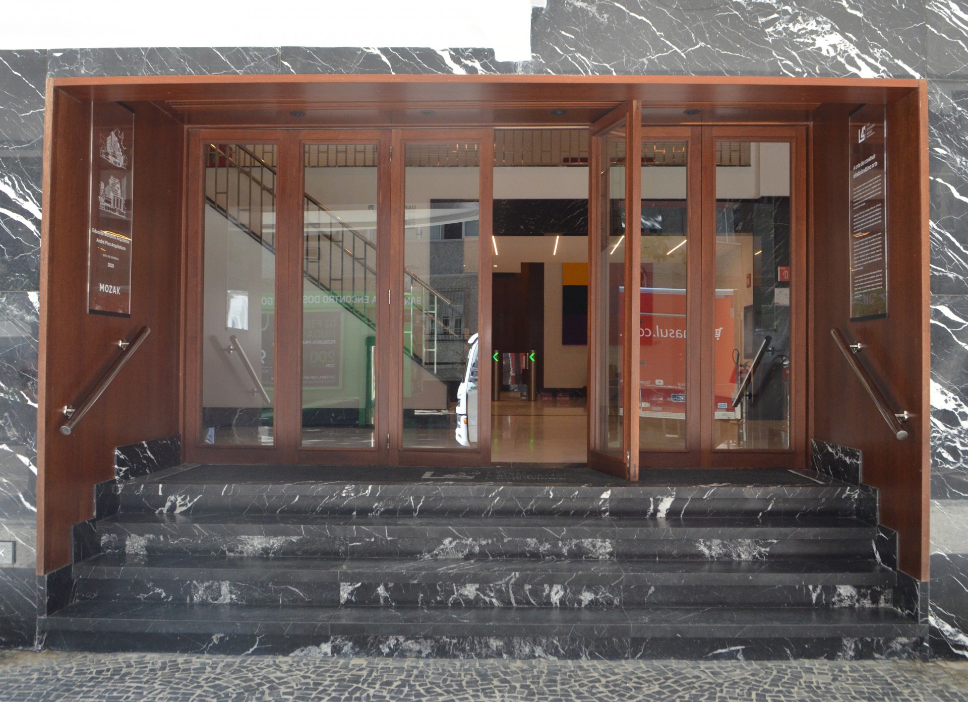 Antiga entrada do cinema foi preservada - Sandro Vox / Ag&ecirc;ncia O Dia 