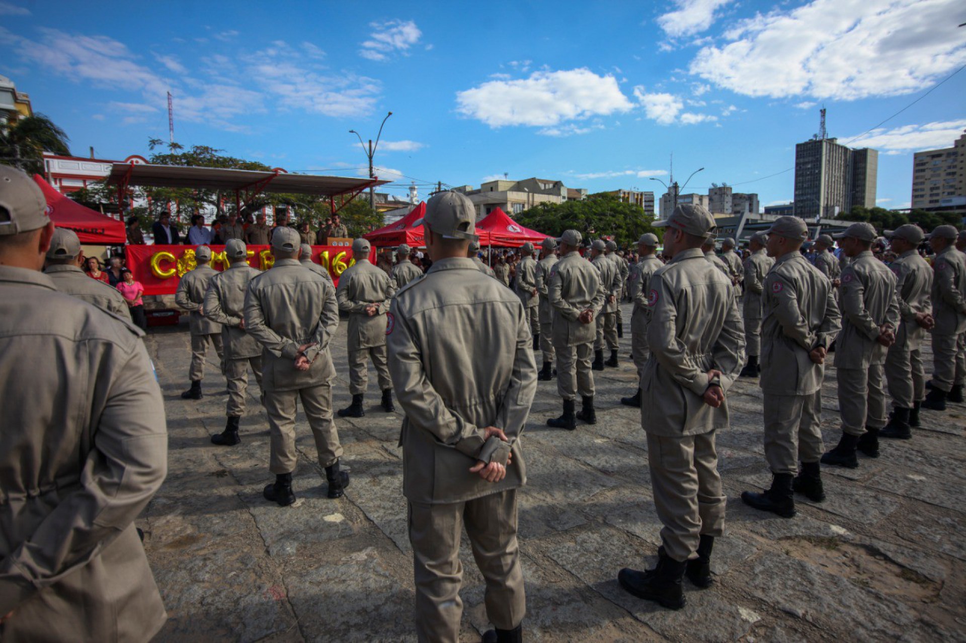 Foram 102 bombeiros temporários formados: 49 em Itaperuna, Noroeste do estado, e 53 em Campos dos Goytacazes, interior do Rio - Ricardo Cassiano