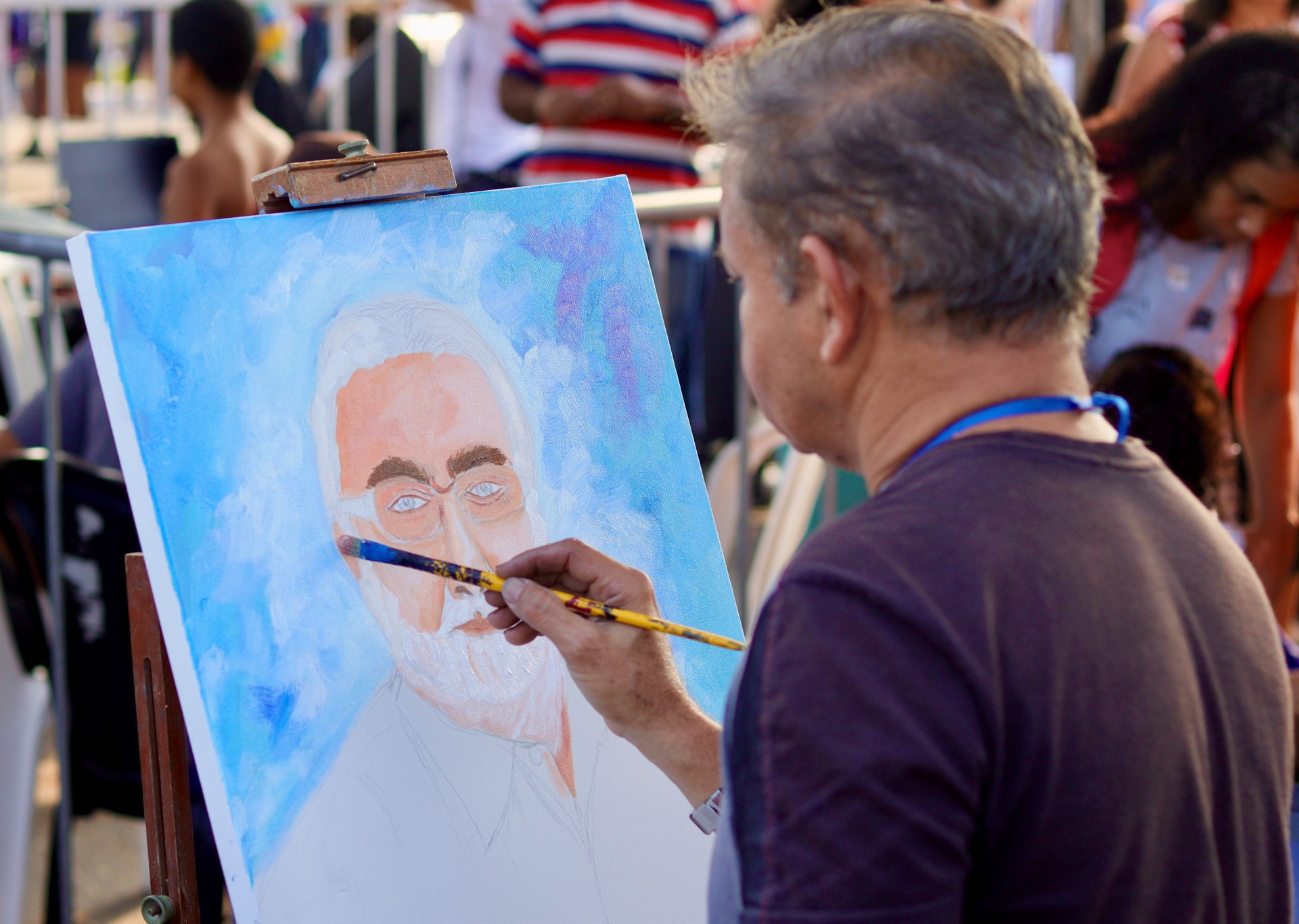 O artista pl&aacute;stico Zito, professor na Secretaria de Cultura, pintava um retrato do ex-prefeito Farid Abr&atilde;o usando a t&eacute;cnica acr&iacute;lico sobre tela - Giulia Nascimento / PMN