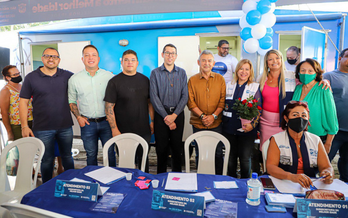 Autoridades e representantes de Meriti marcaram presen&ccedil;a na inaugura&ccedil;&atilde;o na nova tenda na Pra&ccedil;a da Matriz 