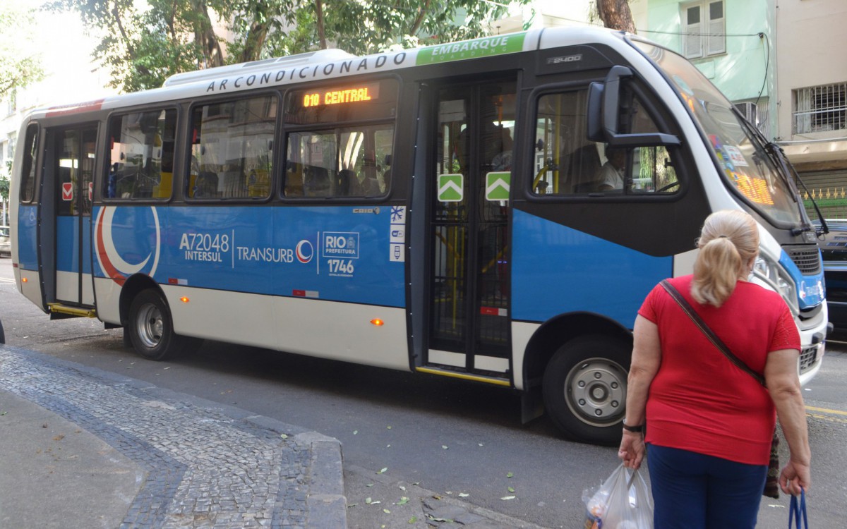 Volta da linha de ônibus 010 no bairro de Fátima  - Sandro Vox / Agência O Dia