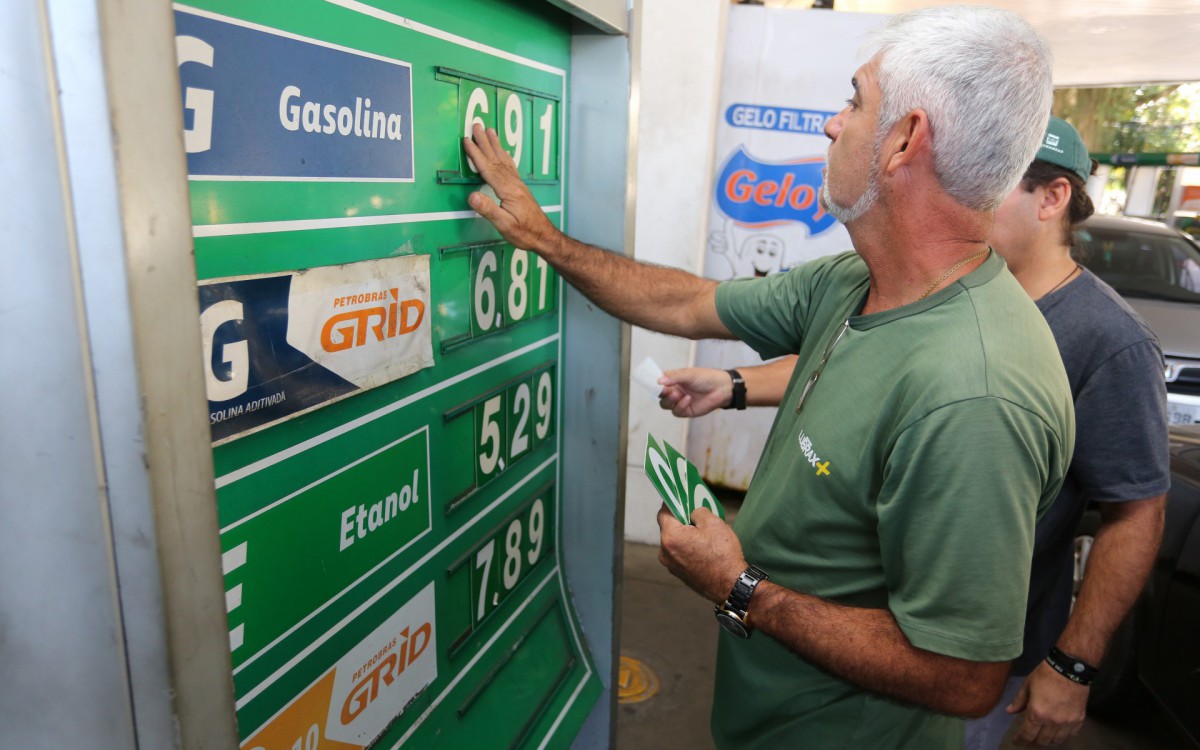 Equipes da Secretaria de Estado de Defesa do Consumidor e do Procon Estadual fiscalizam postos de combust&iacute;veis de todo o Estado do Rio para verificarem se estabelecimentos est&atilde;o cumprindo redu&ccedil;&atilde;o ICMS