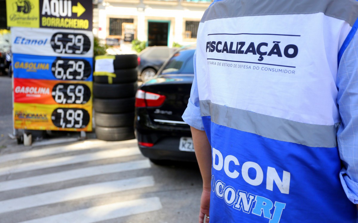 Equipes da Secretaria de Estado de Defesa do Consumidor e do Procon Estadual fiscalizam postos de combust&iacute;veis de todo o Estado do Rio para verificarem se estabelecimentos est&atilde;o cumprindo redu&ccedil;&atilde;o ICMS