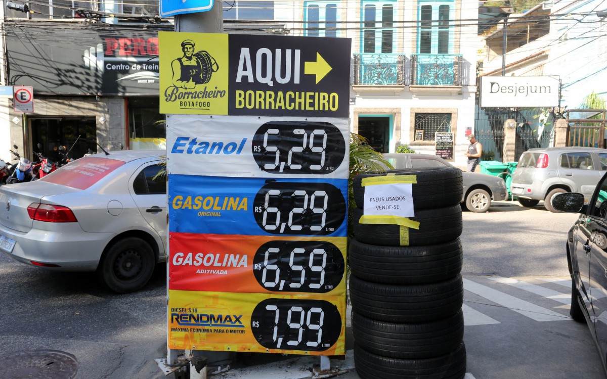 Equipes da Secretaria de Estado de Defesa do Consumidor e do Procon Estadual fiscalizam postos de combust&iacute;veis de todo o Estado do Rio para verificarem se estabelecimentos est&atilde;o cumprindo redu&ccedil;&atilde;o ICMS