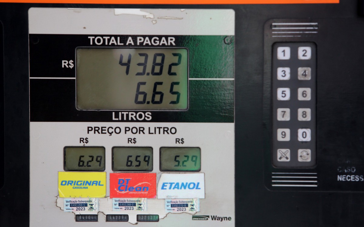 Equipes da Secretaria de Estado de Defesa do Consumidor e do Procon Estadual fiscalizam postos de combust&iacute;veis de todo o Estado do Rio para verificarem se estabelecimentos est&atilde;o cumprindo redu&ccedil;&atilde;o ICMS