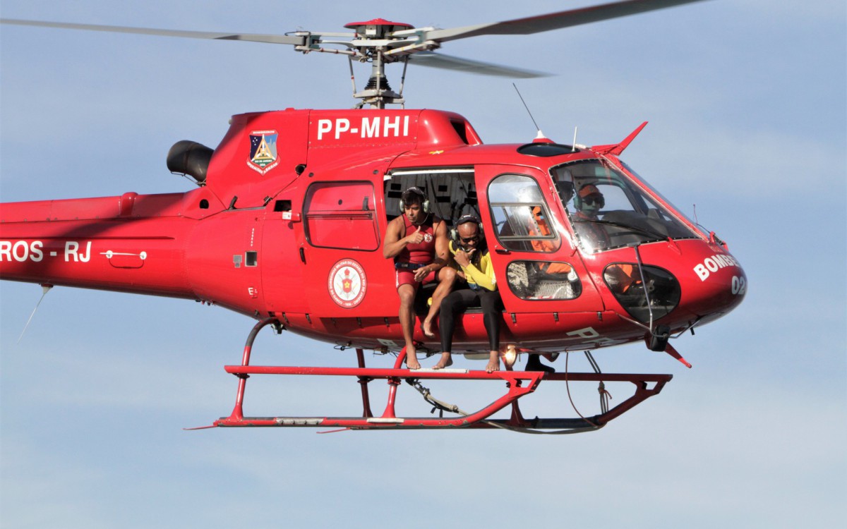 Bombeiros fazem buscas por jovem desaparecido no quebra mar da Barra da Tijuca, nesta quarta feira (06).