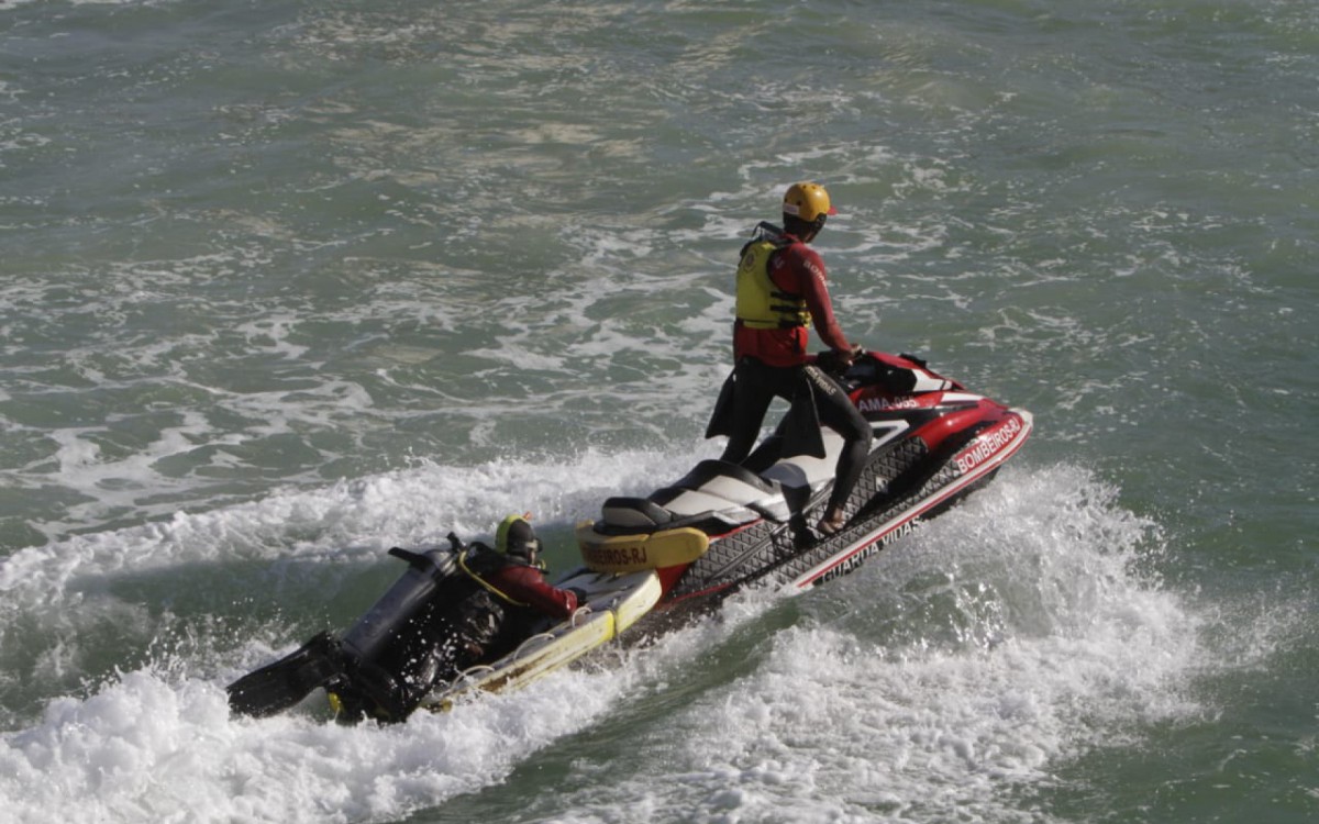 Bombeiros fazem busca por jovem desaparecido no quebra mar da Barra da Tijuca, na Zona Oeste do Rio