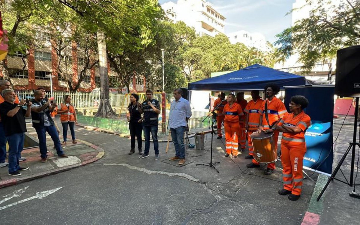 Evento contou com grupo de samba composto por garis da Comlurb