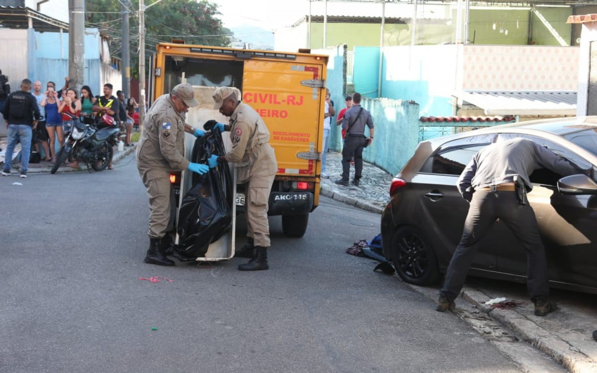 Um criminoso morreu no local e o outro no hospital; um terceiro foi preso - Cléber Mendes / Agência O Dia 