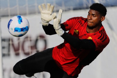 Flamengo teria descartado emprestar Hugo Souza para clube europeu