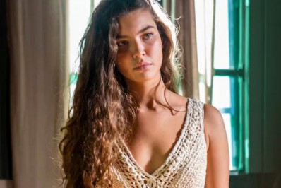 Alanis Guillen posa de vestido de noiva em gravação de 'Pantanal'