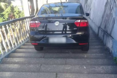 Motorista de aplicativo se distrai e desce com carro por escada de hospital