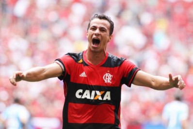 Ex-atacante do Flamengo e da Seleção é anunciado por clube da Série B