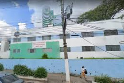 Menina de 5 anos fica em coma após beber álcool em gel na escola