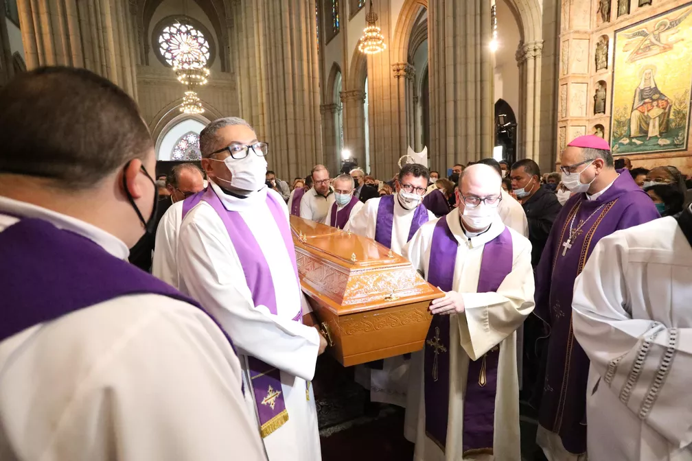 Corpo do Cardeal Cláudio Hummes é sepultado na Catedral da Sé