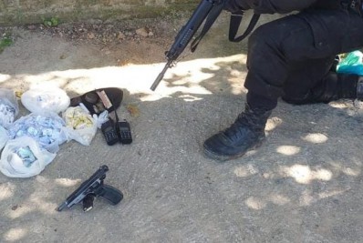 Dois homens são presos com drogas em Magé