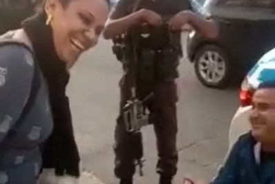 Vídeo: Homem pede ajuda de PMs para fazer pedido de casamento inusitado